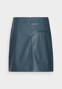 Mini-jupe en cuir bleu avec une fermeture éclair au dos, de forme rectangulaire, texture lisse et une poche arrière unique du côté droit.