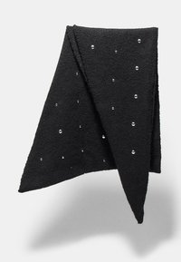 Sciarpa nera in tessuto morbido con texture, caratterizzata da decorazioni argento sparse che conferiscono un aspetto decorativo sobrio. Forma triangolare.