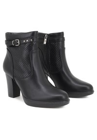 Stivaletti neri in pelle con tacco alto. Presentano un design perforato sul lato, una fibbia decorativa e una chiusura con zip laterale.