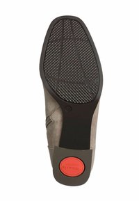 Zamszowa podeszwa buta z teksturowaną czarną gumą i czerwonym logo. Charakteryzuje się gładką beżową stroną, trójkątnym wzorem uchwytu oraz oznaczeniem rozmiaru 37.