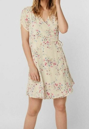 Kukkakuvioinen kietaisumekko vaaleankeltaisesta kankaasta, jossa on lyhyet hihat, V-kaula-aukko ja säädettävä vyötärönauha. Mekossa on pieniä, värikkäitä kukkakuoseja.