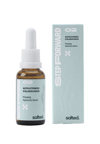 Braune Glasflasche mit einem weißen Tropferdeckel, beschriftet mit "Step Forward 02 Plumping Hyaluronic Serum." Begleitende hellblaue Kartonverpackung.