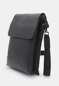 Borsa a tracolla in pelle nera con texture, dotata di patta frontale, scomparto con zip e tracolla regolabile in tessuto con chiusura in metallo.