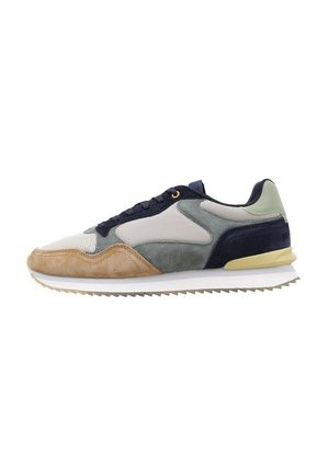 Heren lage sneaker met beige, grijze, marineblauwe en groene suède en mesh panelen, witte tussenzool en geribbelde bruine buitenzool.