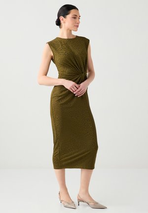 Robe en maille vert olive avec une silhouette ajustée et un détail de nœud sur le côté. Design sans manches avec un motif texturé subtil.