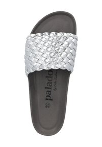 Zilveren geweven slip-on sandaal met een brede gevlochten band. De binnenzool is zwart met merklogo. Gladde textuur, open achterkant en platte zool.