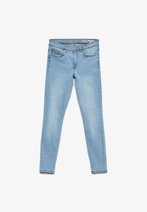 Svijetloplave uske traperice s pet džepova, zatvaranjem na gumb i patentni zatvarač, prikazane ravno na bijeloj pozadini.