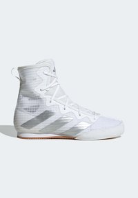 Valkoinen korkeavartinen urheilukengä, jossa on teksturoitu päällinen, hopeanväriset korostukset ja kolme rinnakkaista raidetta. Varustettu nauhoitusjärjestelmällä ja kumipohjalla.