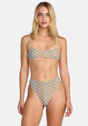 Bikini set met een kleurrijk golvenpatroon in rood, groen en blauw, met een gladde textuur en verstelbare bandjes, bestaande uit een bralette top en hoge taille broekje.
