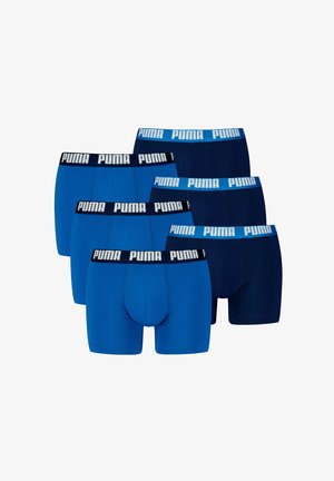 Puma Unterwäsche-Set bestehend aus drei blauen Paaren und drei dunkelblauen Paaren. Jedes hat einen kontrastierenden Logo-Bund. Material aus Baumwollmischung.