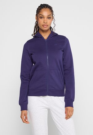 Granatowa bluza z kapturem zapinana na zamek z przednią kieszenią, miękka w dotyku, z prążkowanymi mankietami i dołem. Ozdobiona małym logo na klatce piersiowej.