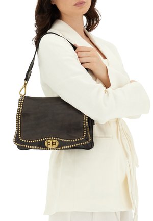 Borsa a tracolla in pelle nera con borchie dorate lungo i bordi e chiusura a scatto. La borsa presenta una forma rettangolare.