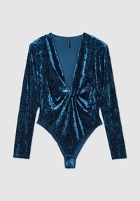 Body a maniche lunghe in velluto blu intenso, con scollatura a V e dettaglio torciglione sul davanti; texture morbida con silhouette aderente.