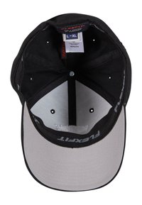 Must musta, millel on hall serv, reguleeritava sisuga, autovigastuse ja ventilatsiooniavadega. Sildil on kirjas "Plexfit L-XL".