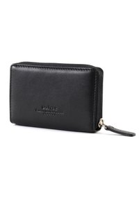 Portefeuille en cuir noir avec fermeture éclair, présentant une texture lisse et un détail de logo embossé sur le devant, de forme rectangulaire compacte.