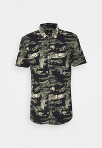 Korte mouwen overhemd met knopen in een groen-zwart camouflagepatroon, met contrasterende beige accenten en een kraag ontwerp.