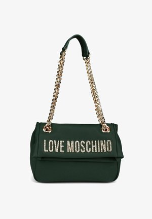 Dunkelgrüne Love Moschino Handtasche mit goldener Kettenriemen und mit Strass verziertem Markennamen auf der Vorderklappe.