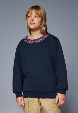 Felpa blu navy con maniche lunghe e polsini a costine, con un logo ricamato rosa sul colletto. Tessuto morbido e strutturato.