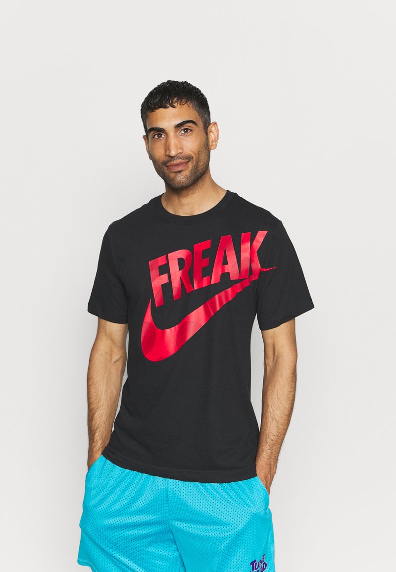 Herren Sportbekleidung | Nike Performance FREAK TEE T-Shirt print black/schwarz - CK93713 Herren Sportbekleidung | Nike Performance FREAK TEE T-Shirt print black/schwarz - CK93713