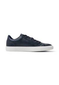 Sneaker di pelle blu navy con suola in gomma bianca, punta rotonda, design con lacci, texture liscia e estetica minimalista.