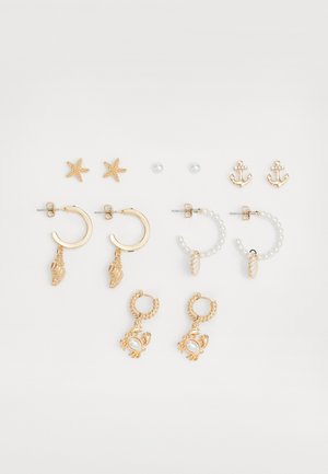 Goldfarbene Ohrring-Set mit Designs von Seesternen, Perlen, Ankern und Muscheln. Verschiedene Formen, darunter Creolen und Stecker, mit strukturierten Akzenten.