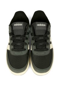 Czarno-ciemnozielone sneakersy Adidas wykonane z teksturowanej skóry, z siateczkowymi panelami, okrągłymi sznurowadłami, perforowanym noskiem i jasnymi podeszwami.