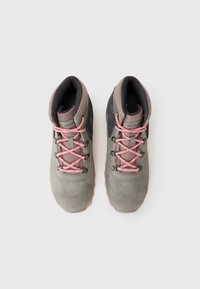 Szare buty szosowe z różowymi sznurówkami i akcentami, widziane z góry na jasnym tle. Cechy obejmują wyściełane kostki i solidną podeszwę.