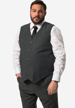 Graueste Weste mit fünf Knöpfen, eingeklappten Revers und seitlichen Taschen, getragen über einem weißen Hemd und einer schwarzen Krawatte, kombiniert mit passenden Hosen.