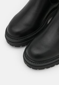 Bullboxer Platåstøvler - black