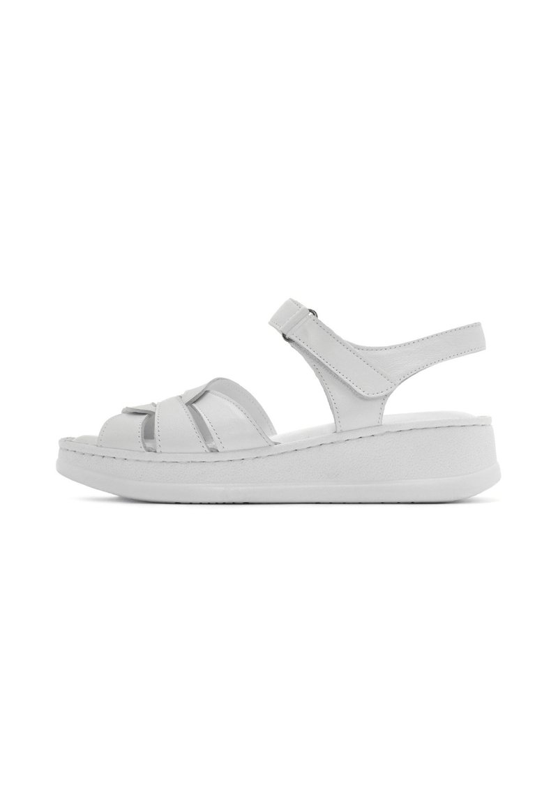 Witte leren sandalen met meerdere kruisende banden, een verstelbare achterkant en een gestructureerde platformzool voor extra hoogte.