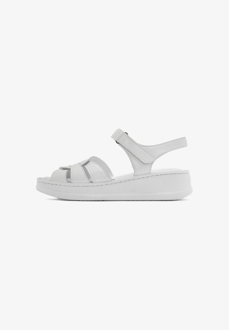 Sandales en cuir blanc avec plusieurs brides croisées, sangle arrière ajustable et semelle épaisse texturée pour plus de hauteur.