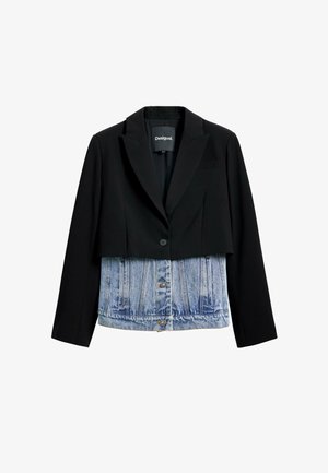 Schwarzer, kurzer Blazer mit einem unteren Teil aus Denim; verfügt über einen Einzelknopfverschluss und eine hellblaue Denim-Textur mit sichtbarer Naht und Taschen.