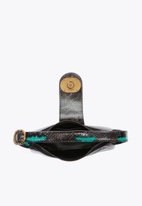 Borsa a tracolla in pelle nera con texture, dotata di una tracolla con dettagli verdi, hardware dorato e chiusura con zip, vista dall'alto.