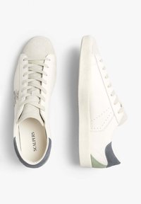 Sneakers bianchi in pelle con accenti in suede grigi, punta arrotondata, lacci piatti e suola in gomma texturizzata. Presentano dettagli perforati sui lati.
