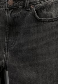 Zwarte denim jeans met een vervaagde textuur, vijfzakontwerp, metalen knoopsluiting en zichtbare stikseldetails langs de naden.