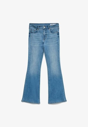 Niebieskie jeansy dzwony z denimu o jasnym wybarwieniu, z pięcioma kieszeniami i przeszywanymi szwami. Spodnie rozszerzają się od kolan w dół.