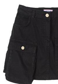 Gonna di jeans nera con tasca cargo frontale e chiusura a bottone metallico, dotata di etichetta del marchio visibile all'interno della cintura.