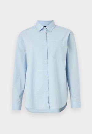 Cămașă cu nasturi de culoare albastru deschis, confecționată din bumbac, având o gulere clasic, mâneci lungi, un singur buzunar pe piept și o tiv ușor curbat.