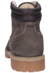 Botas de cuero marrón hasta el tobillo con un suave puño doblado, superficie texturizada y suela de goma gruesa. Presentan costuras visibles y puntera redondeada.