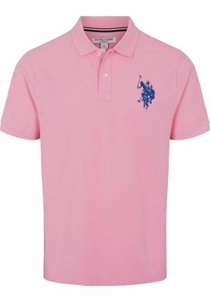 Różowa koszulka polo z krótkim rękawem, kołnierzykiem i dwoma guzikami, z niebieskim haftowanym logo przedstawiającym gracza polo na koniu na piersi.