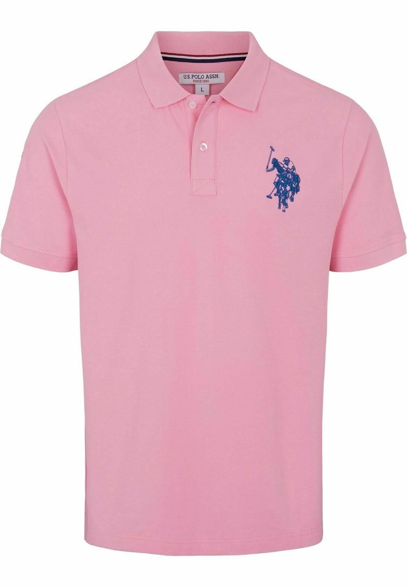 Polo rose à manches courtes avec col et deux boutons, arborant un logo bleu brodé d'un joueur de polo à cheval sur la poitrine.