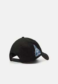 Schwarze Baseballmütze mit gebogenem Schild. Hat ein blaues gesticktes Design einer Hand und eines Gebäudes mit Text. Verstellbarer hinterer Riemen.