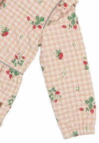 Rosa ternet stof med et blomsterprint bestående af jordbær og blade. Flæser ved kraven og elastiske manchetter på ærmerne.