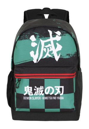 Rugzak met groen-zwart geruit patroon, grote witte Japanse tekens, rode ritsafwerking en de tekst "Demon Slayer - Kimetsu no Yaiba" op het voorvak.