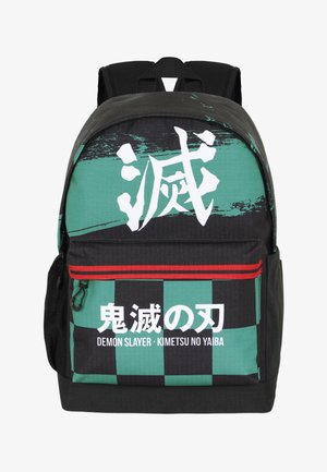 Sac à dos avec un motif à carreaux verts et noirs, de grands caractères japonais blancs, une bordure de fermeture éclair rouge, et le texte "Demon Slayer - Kimetsu no Yaiba" sur la poche avant.