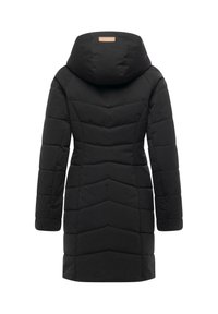 Czarna pikowana kurtka z kapturem, z wzorem w romby, długimi rękawami i długością do połowy uda. Minimalistyczny design, bez widocznych dodatków.