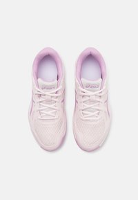 ASICS UPCOURT 6 UNISEX - Kézilabdacipő - pale pink/light ube