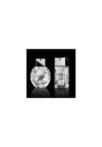 To klare glas parfume flasker med sølvspraydåser, en rund facetslebet og en rektangulær, hver med en logo på forsiden.