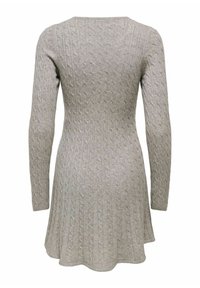 Robe tricotée beige à manches longues avec un motif en câble, ajustée à la taille et légèrement évasée au niveau de l'ourlet, vue de dos.