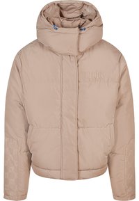 Beige párnázott kabát magas gallérral, elülső cipzárral és dombornyomott mintázattal az ujjakon. Hímzett logóval a mellen.